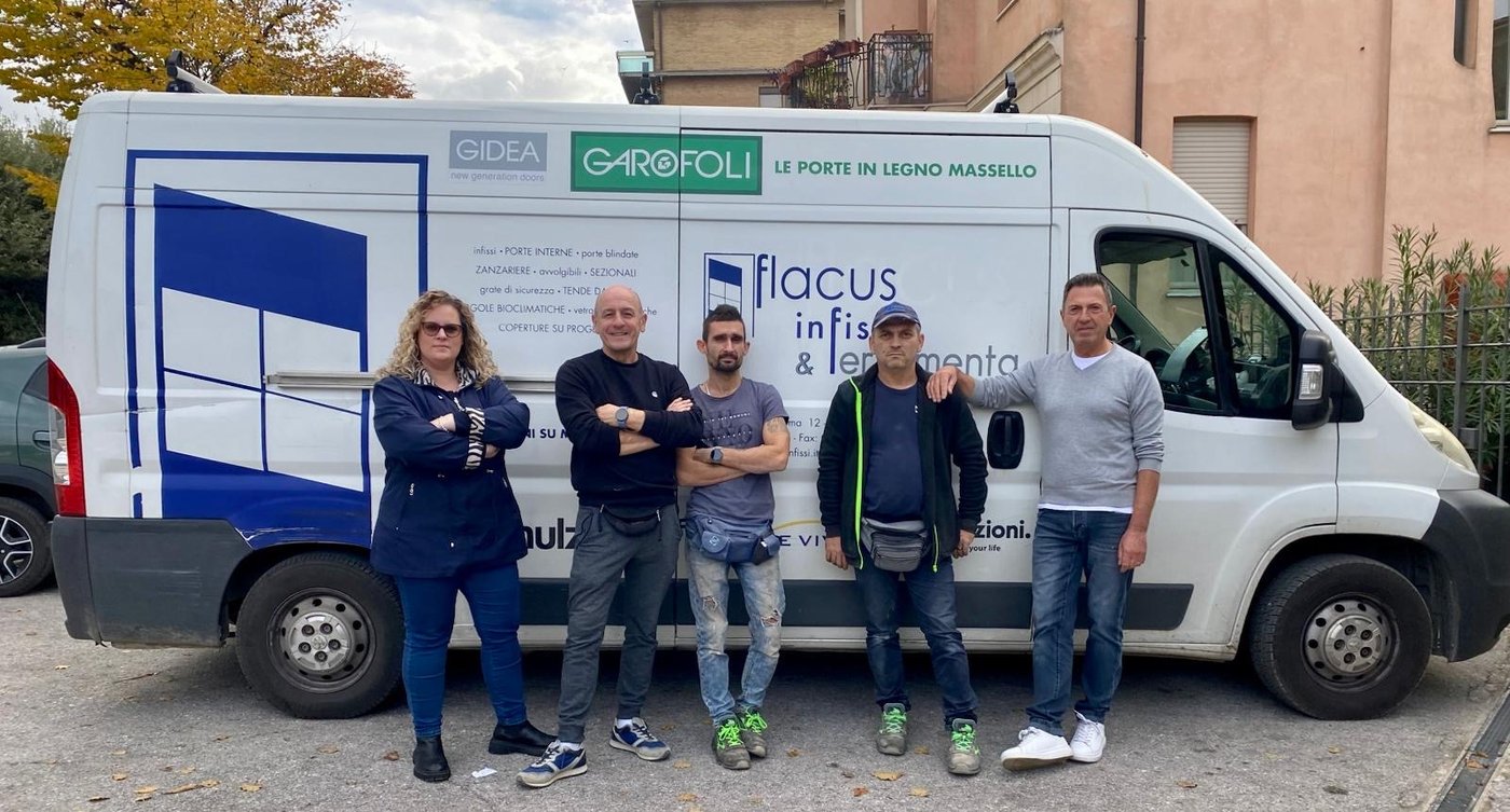 Il team Flacus davanti al furgone aziendale